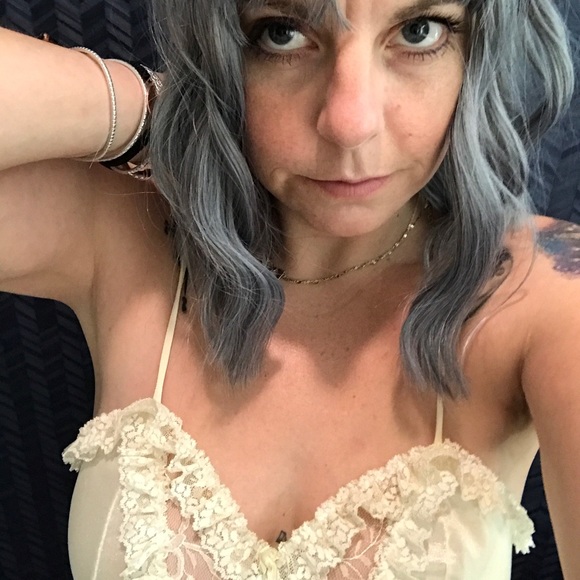 Meet your Posher, Nicole - Picture 1 of 1